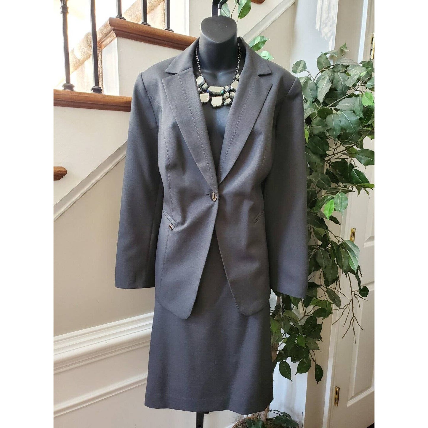 Emily Women's Gray Polyester Single Breasted Blazer & Skirt 2 Pc's Suit Size 14W