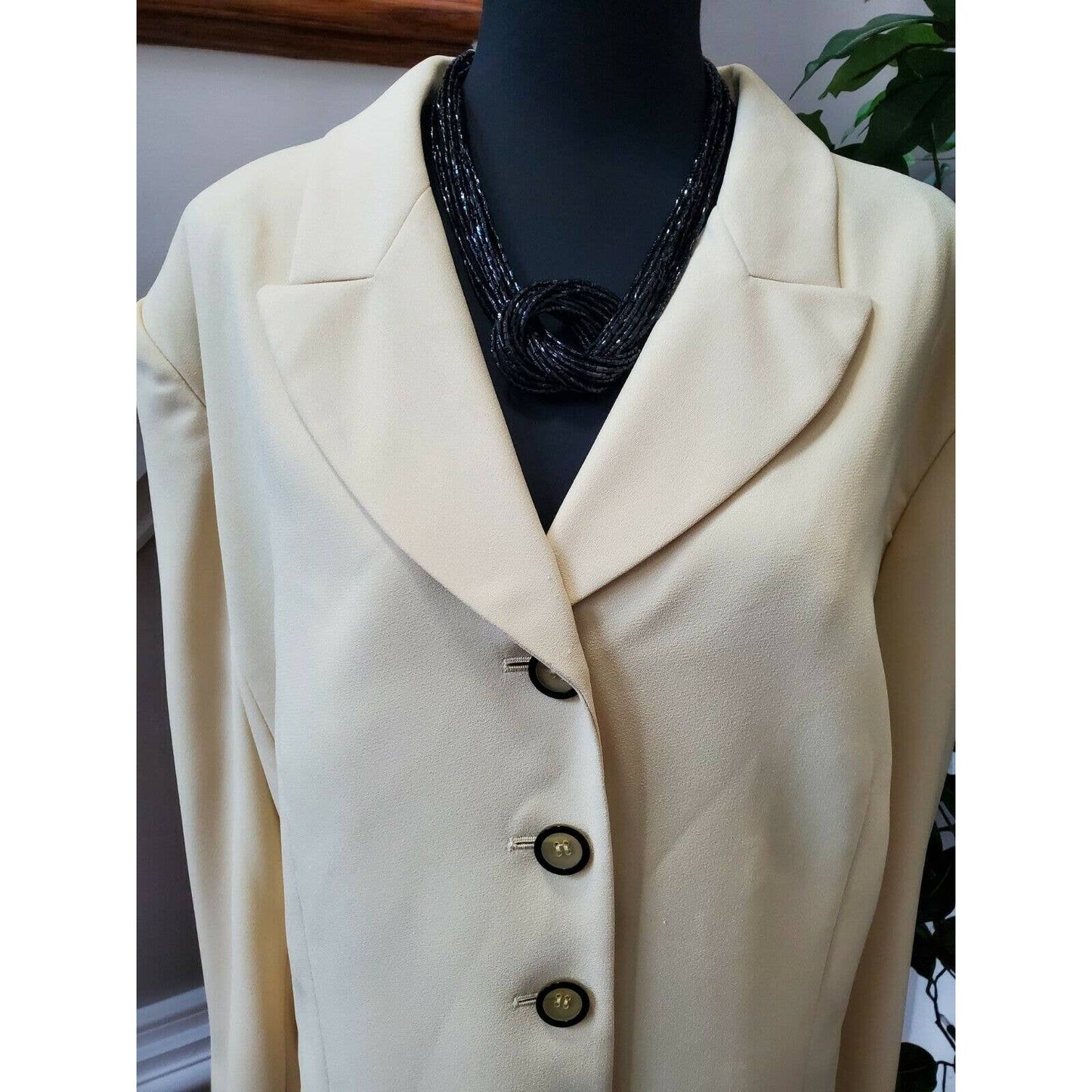 Le Suits Women's Cream 100% Polyester Long Sleeve 4 Buttons Fitted Blazer 22W