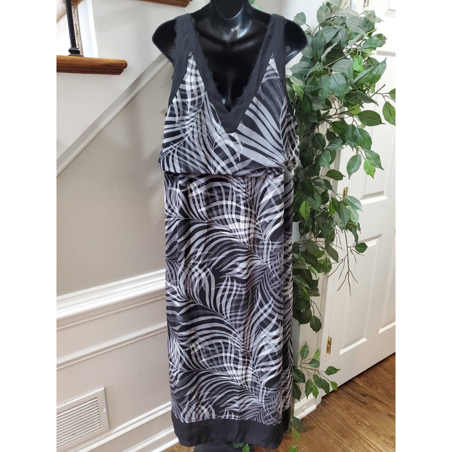 Women's Black & White 100% Polyester V-Neck Sleeveless Casual Long Maxi Dress XL